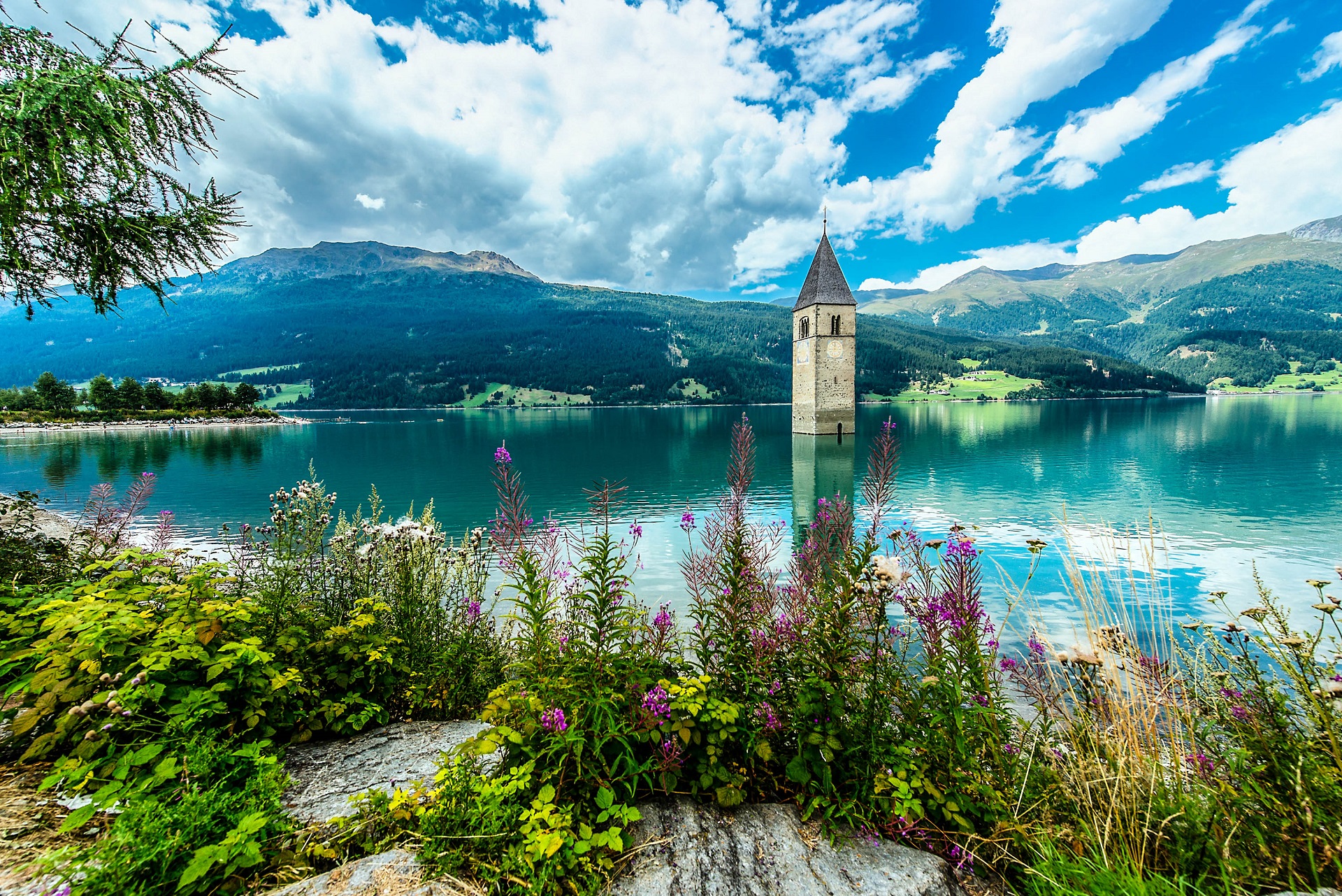 Die versunkene Stadt im Reschensee Holidayguru.ch